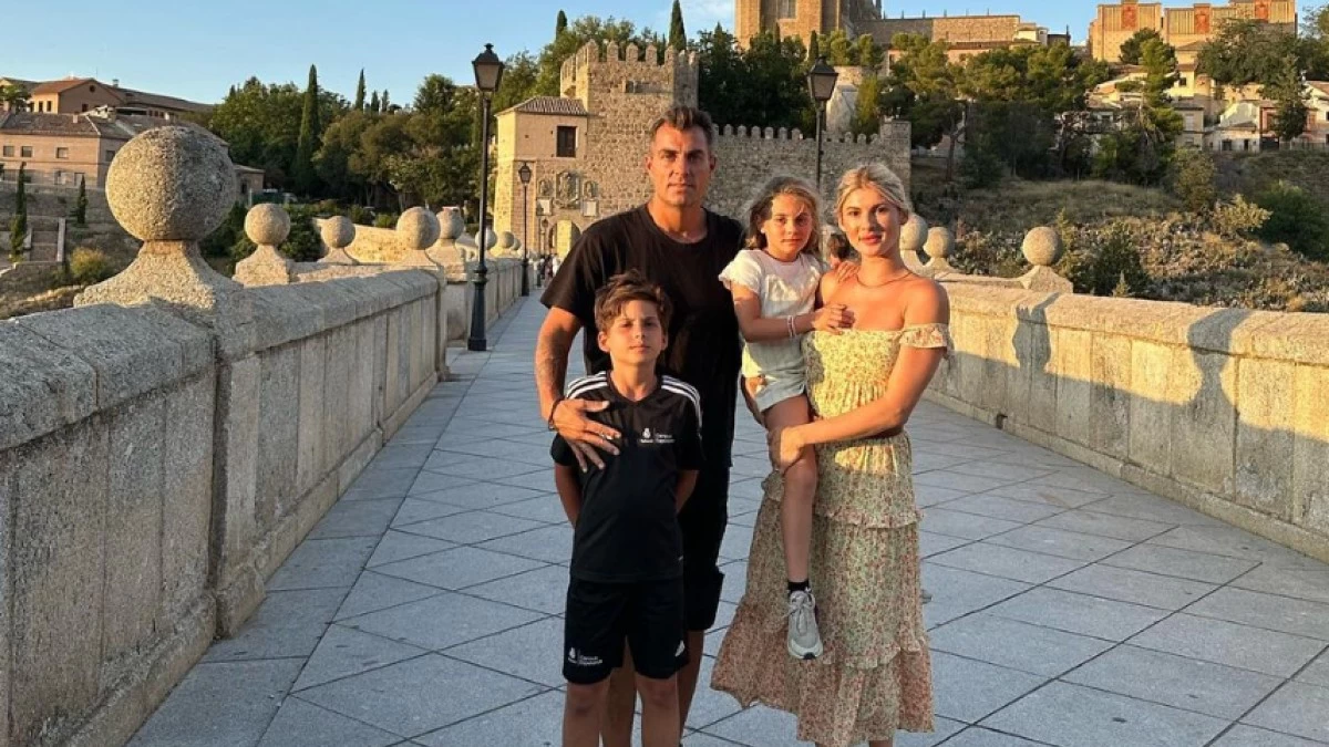 Όλγα Πηλιάκη: Το φόρεμα με άνοιγμα στο στήθος και στα πλευρά για φαγητό στο εστιατόριο του αδερφού της στην Κέρκυρα - Μαυροφορεμένος ο Χανταμπάκης δίπλα της