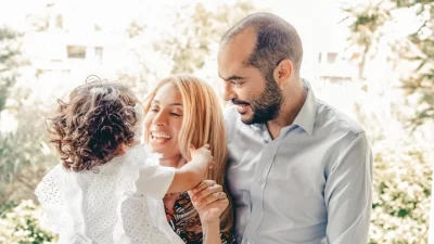 Η Μαρία Ηλιάκη και ο Στέλιος Μανουσάκης, με την κόρη τους