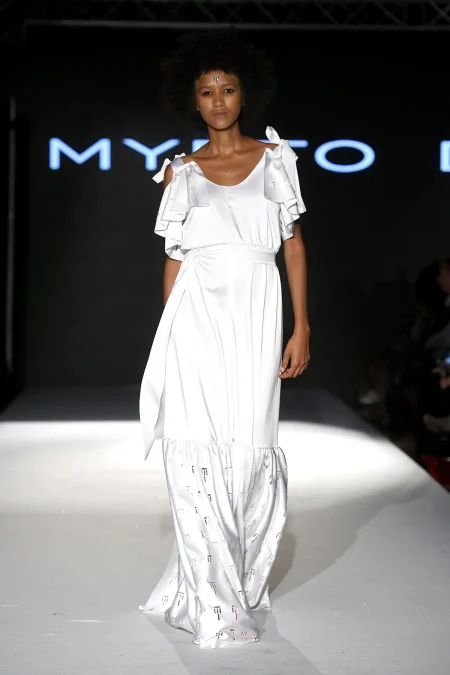 Αέρινο νυφικό με φιόγκους