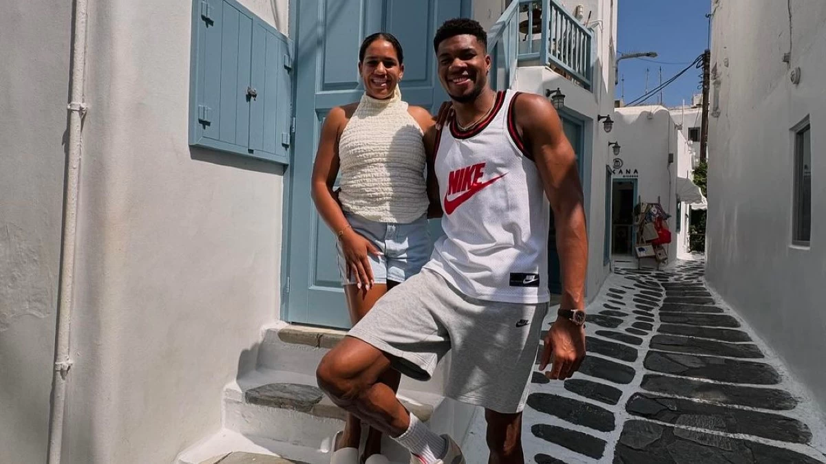 Γιάννης Αντετοκούνμπο – Κρατάει την Μαράια απ' τη μέση και χαμογελάει διάπλατα μετά τον γάμο τους