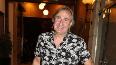 Άκης Σακελλαρίου: Οριστική η απόσυρση του από το θέατρο μετά το ατύχημα - Η νέα ανακοίνωση του θεάτρου