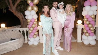 Η Άντζελα Δημητρίου με την κόρη και τον γαμπρό της στην βάπτιση της εγγονής της