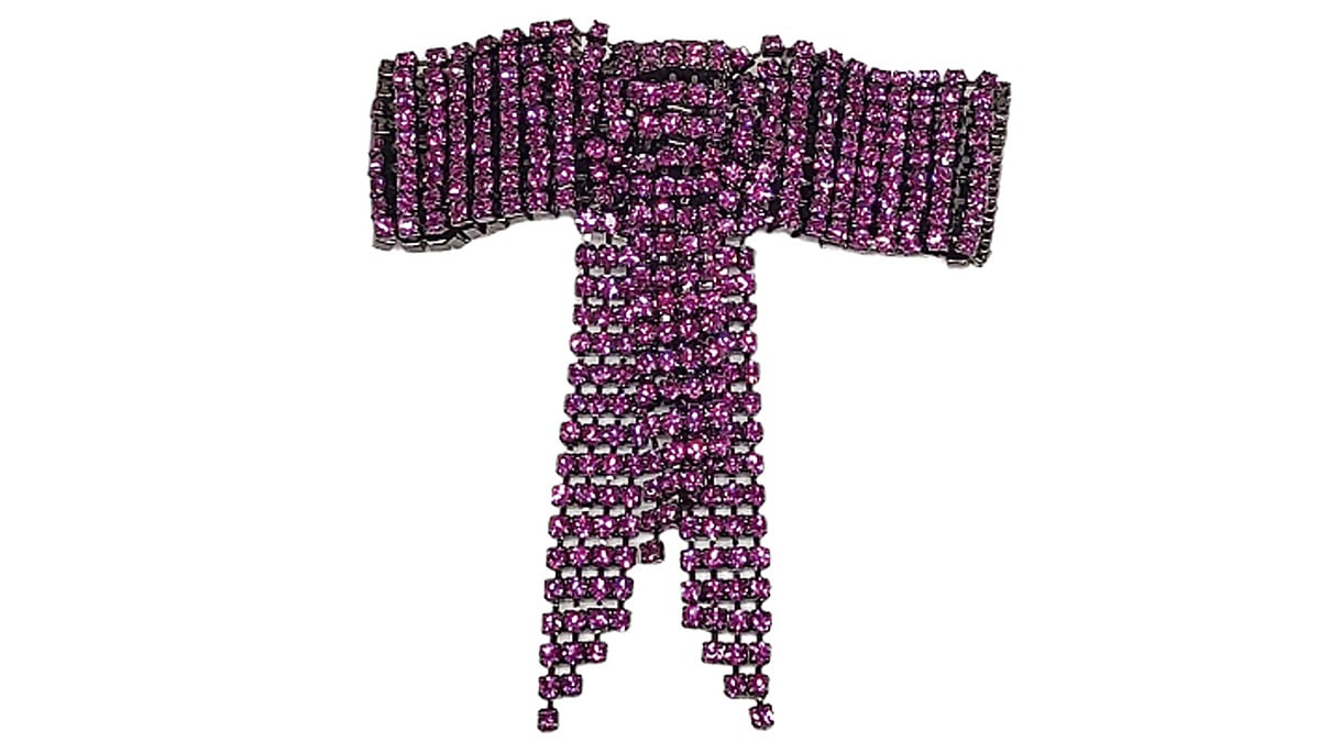 Καρφίτσα-μοβ φιόγκος by Lisa C, Hollywood Secrets, €99, www.hollywoodsecrets.gr