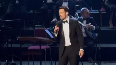 Κωνσταντίνος Αργυρός: Η αναφορά στην σύντροφο του, Αλεξάνδρα Νίκα πάνω στη σκηνή του Albert Hall στο Λονδίνο