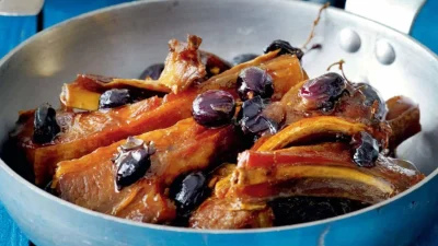 Αρνίσια παϊδάκια με σταφύλια σε 10' - Πώς η σάλτσα θα βγει σαν μέλι