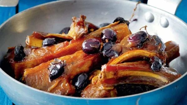 Αρνίσια παϊδάκια με σταφύλια σε 10' - Πώς η σάλτσα θα βγει σαν μέλι