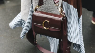 Το σοκολατί είναι το νέο μαύρο - 8 συνδυασμοί που φοράνε οι πιο σικάτες Γαλλίδες