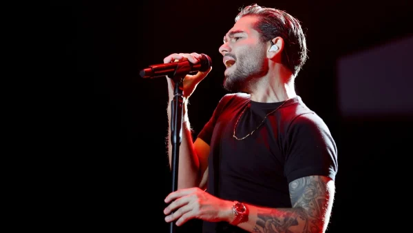 Χρήστος Μάστορας: Απρόσμενο περιστατικό σε συναυλία – Η στιγμή που θαυμάστρια τού «ορμάει»