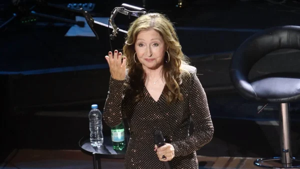 Βίκυ Λέανδρος: Διέκοψε τη συναυλία της για να πιει καφέ -  Τι συμβαίνει με την υγεία της: «Ακόμα παίρνω φάρμακα...»