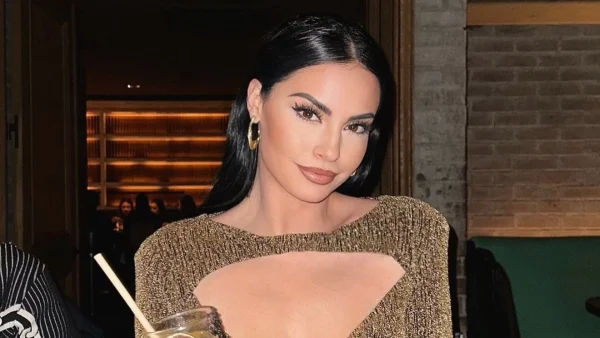 Δήμητρα Αλεξανδράκη: Βάζει βενζίνη στο SUV της και δηλώνει «Ο Θεός με έκανε υπέροχη αλλά ξέχασε να με κάνει πλούσια»