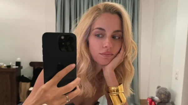 Η Δούκισσα Νομικού κοιτάζει το κινητό της