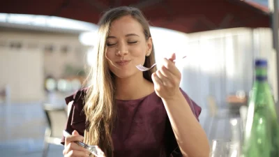 5+1 τροφές που δεν πρέπει να τρως μετά τις 18:00 αν θες να χάσεις βάρος