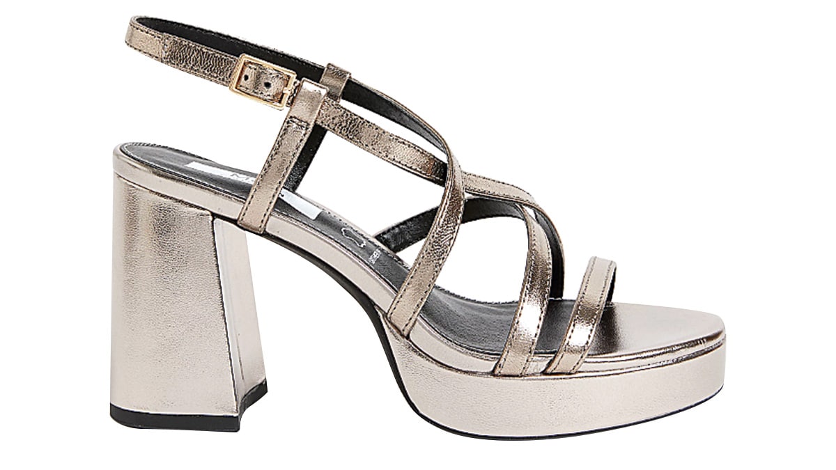 Πέδιλα με αγκράφα, Marks & Spencer, €69,99, www.marksandspencer.gr