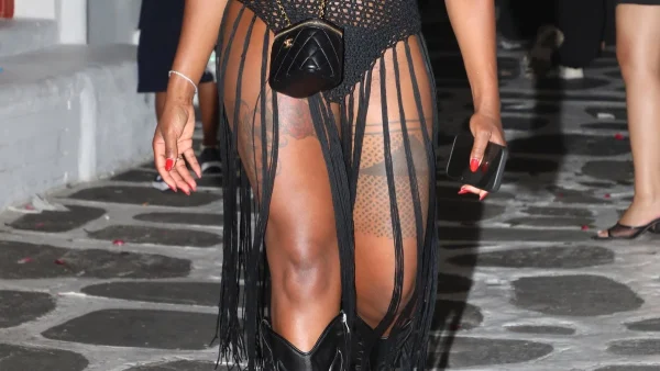 Mύκονος: Νιόπαντρη επώνυμη εμφανίστηκε στα σοκάκια με ένα look που δεν περιμέναμε με τίποτα - Με καουμπόικες μπότες και διχτυωτό φόρεμα