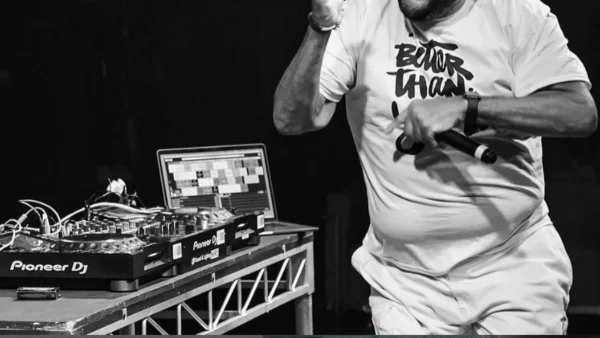 Πέθανε γνωστός τραγουδιστής - Κατέρρευσε πάνω στη σκηνή και διαπιστώθηκε ο θάνατός του στο νοσοκομείο