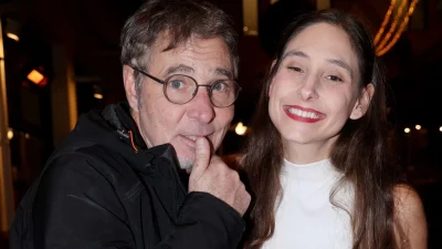 Φωτεινή Αθερίδου – Με μπαμπά και σύζυγο στη νέα της παράσταση: «Είμαστε φιλαράκια»