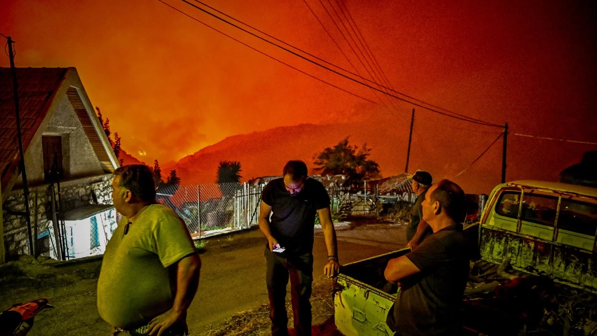 Φωτιά Ξυλόκαστρο: Εντοπίστηκαν δυο απανθρακωμένοι - Εκκενώθηκαν έξι χωριά