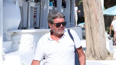 Γιάννης Λάτσιος: Με πολύχρωμο μαγιό σε κοσμική παραλία και ταβερνάκι της Μυκόνου - Τι έκανε όσο δεν γνώριζε ότι τον τραβούσε ο φακός