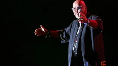 Ο Γιάννης Ζουγανέλης στη σκηνή