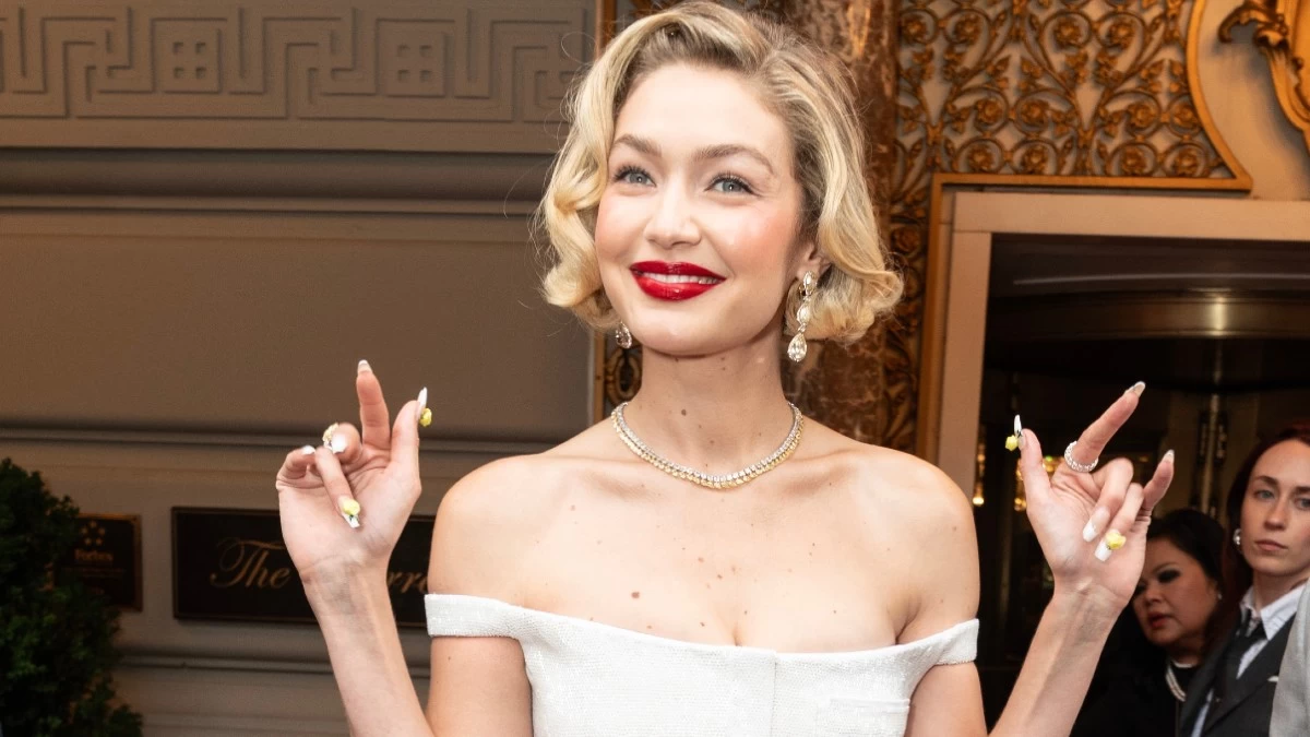 Paris Fashion Week: Το πιο παράξενο φόρεμα που είδαμε στην πασαρέλα