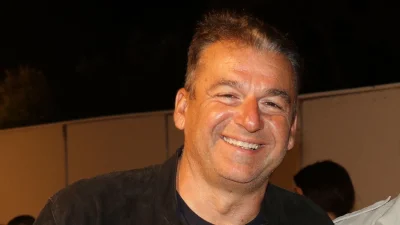 Γιώργος Λιάγκας: Με αθλητικά, τζιν και μια ομπρέλα στο χέρι - Η φωτογραφία σε ανεβασμένη διάθεση από το ταξίδι στο Λονδίνο με την Μαρία Αντωνά