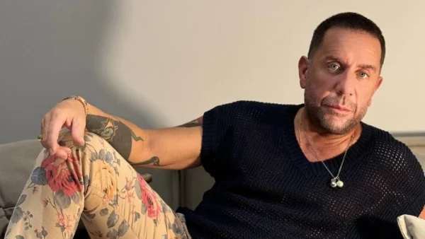 Γιώργος Μαζωνάκης: «Οίκος Ανοχής» - Ολόγυμνος μέσα στην άγρια νύχτα σε παραλία