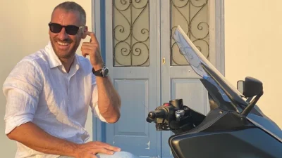 Γιούρκας Σεϊταρίδης - Μάιρα Παπαϊωάννου: Σπάνια κοινή εμφάνιση στο κέντρο της Αθήνας