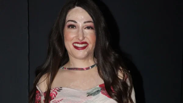 Ιωάννα Παλιοσπύρου: Ντυμένη στα λευκά στο γήπεδο - Παρακολούθησε την Εθνική Ελλάδος