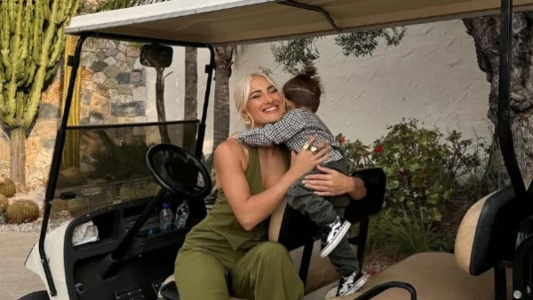 Ιωάννα Τούνη: Φιλάει τον γιο της στο στόμα ενώ διαφημίζουν παιδικά ρούχα