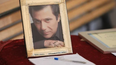 Δάνης Κατρανίδης: Βαρύ το κλίμα στην κηδεία του - Με λουλούδια στα χέρια η Παναγιώτα Βλαντή