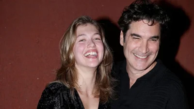 Κλέλια Ανδριολάτου: Συγκινημένη στην αγκαλιά του Χριστόφορου Παπακαλιάτη μετά το τελευταίο γύρισμα στο Maestro