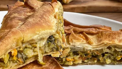 Τραγανή κολοκυθόπιτα με λιωμένη φέτα: Μια απίστευτα εύκολη συνταγή για τις τεμπέλες της παρέας