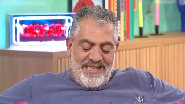 Συγκινήθηκε ο Κούλλης Νικολάου μιλώντας για τη μητέρα του: «Είναι μια ηρωίδα, δούλευε από τα 10 της χρόνια»