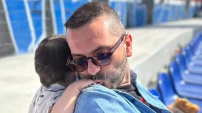 Λεωνίδας Κουτσόπουλος: Με τζιν μπουφάν και καπελάκι - Η βόλτα με τον μικρό Κίμωνα δίπλα στο ποτάμι