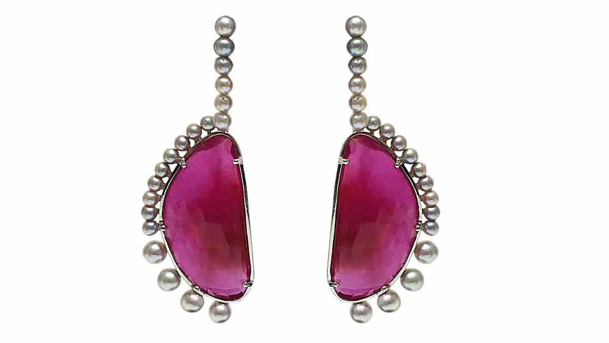 Σκουλαρίκια από λευκόχρυσο Κ18 με ρουμπίνια και μαργαριτάρια Ακόγια Ιαπωνίας σε φυσικούς ασημί τόνους, Pearls Center, www.pearlscenter.gr