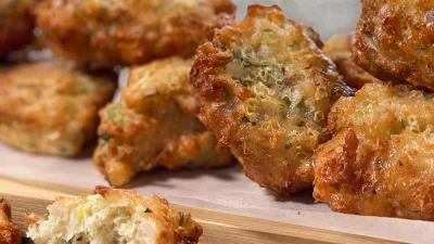 Ο πιο τοπ μεζές: Πως να φτιάξεις γρήγορα κι εύκολα τραγανούς κρεμμυδοκεφτέδες