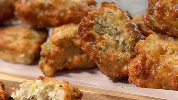 Ο πιο τοπ μεζές: Πως να φτιάξεις γρήγορα κι εύκολα τραγανούς κρεμμυδοκεφτέδες