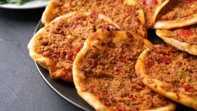 Λαχματζούν: Πως να φτιάξεις μόνη στο σπίτι ένα από τα πιο κορυφαία πιάτα της Πόλης - Η αυθεντική συνταγή