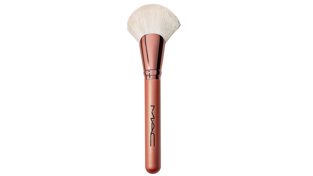 Πινέλο για προϊόντα σε μορφή πούδρας, Bronzer Fan Brush, MAC Cosmetics, €46