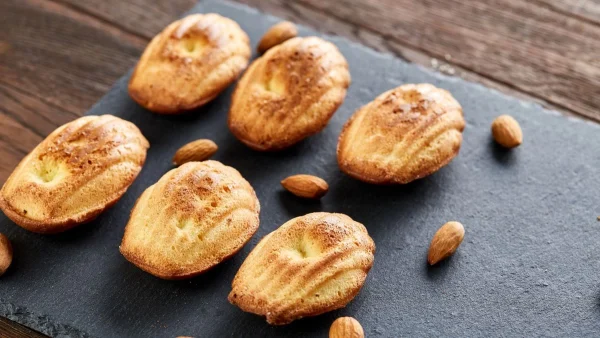 Μαντλέν: Πως να φτιάξεις μόνη σου τα κλασικά γαλλικά μίνι κέικ σε σχήμα κοχυλιού