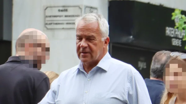 Μάκης Βορίδης: Είναι μαζί 22 χρόνια αλλά τη βλέπουμε σπάνια - Οι τρυφερές αγκαλιές στους δρόμους της Αθήνας με την σύζυγό του