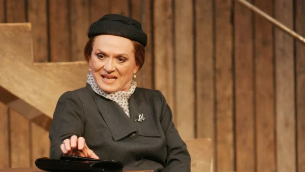 Μάρθα Βούρτση: Η τελευταία της δημόσια εμφάνιση ήταν το 2008 - Με animal print πουκάμισο και ψηλοτάκουνες μπότες σε έξοδο στα 86 της