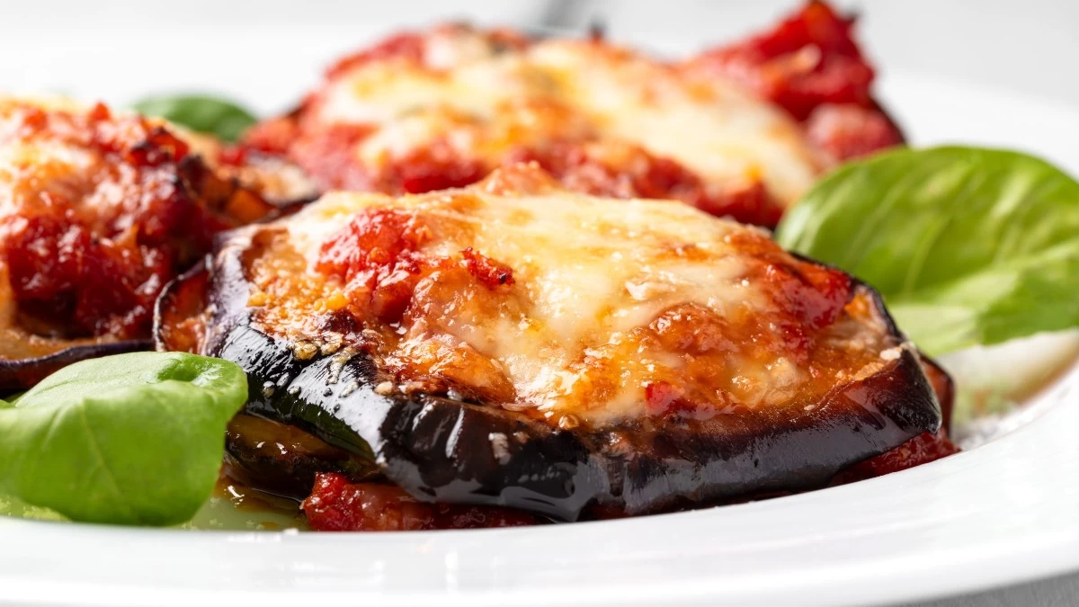 Παραδοσιακή συνταγή για παπουτσάκια - Τα μυστικά για να λιώνει η μελιτζάνα στο στόμα σας