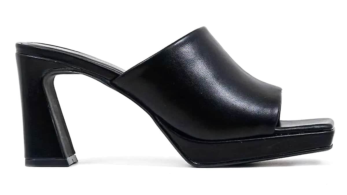 Mules, Jeffrey Campbell, €117,71 από €149, www.favela.gr