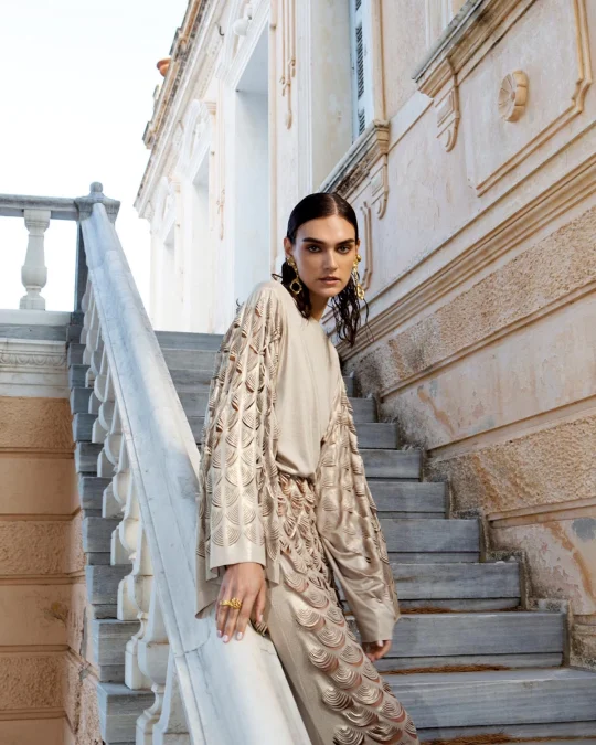 Μπεζ φόρεμα με laser-cut