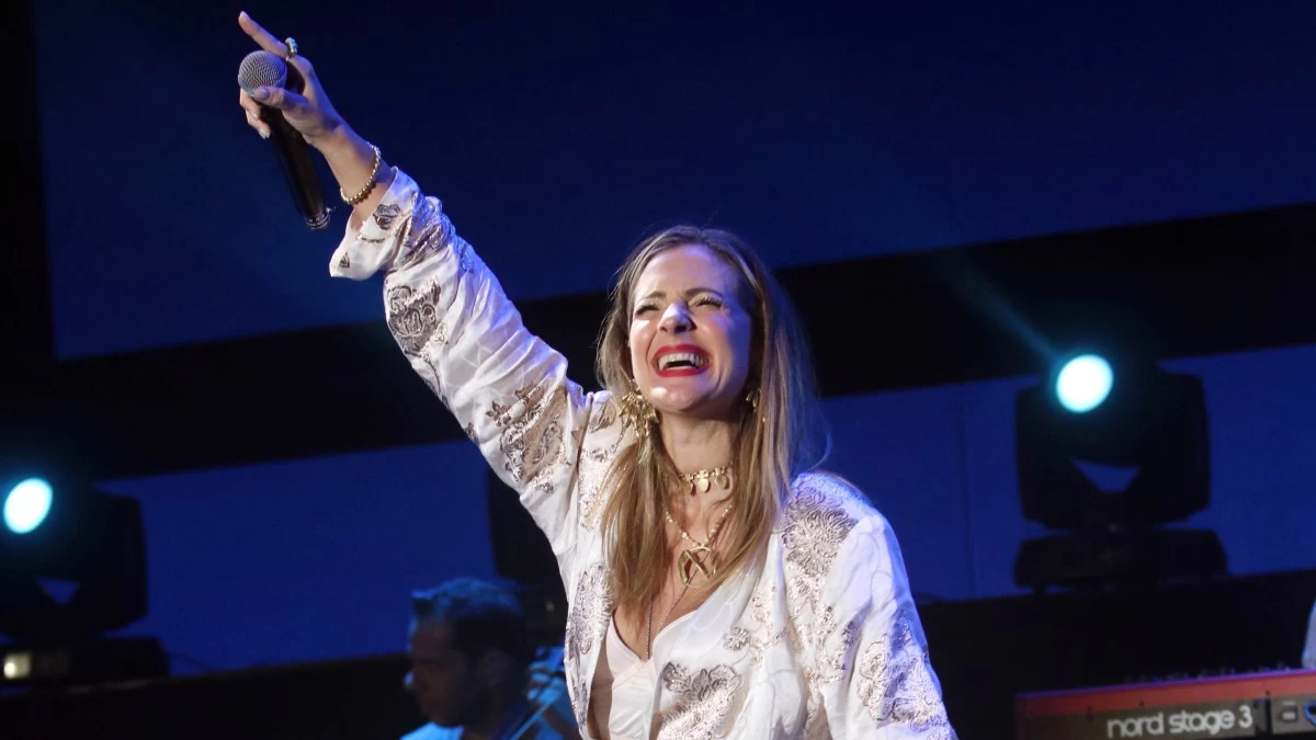 Νατάσα Μποφίλιου: Θύελλα αντιδράσεων για το πανάκριβο φόρεμά της σε συναυλία της στο Λυκαβηττό