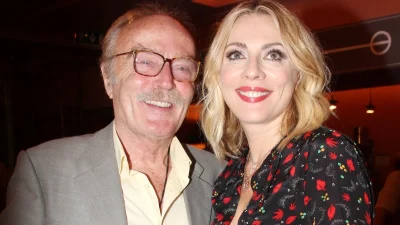 Ντίνος Καρύδης: Τα δύσκολα παιδικά χρόνια, η λατρεία στην κόρη του Σμαράγδα και η απομόνωση τα τελευταία χρόνια