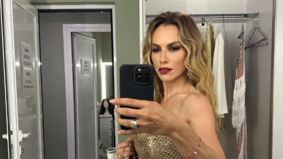 Ντορέττα Παπαδημητρίου: "Ζεστό" με χρωματιστό καναπέ στο σαλόνι και μαρμάρινο μπάνιο - Φωτογραφίες από το διώροφο σπίτι που μετακόμισε πρόσφατα