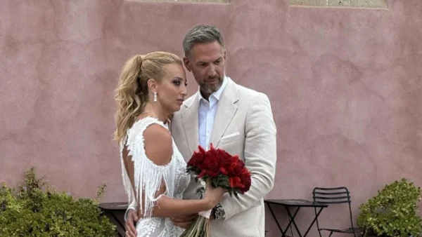 Αλέξανδρος Παρθένης: Παντρεύτηκε την σύντροφό του μετά από 8 χρόνια σχέσης - Έκλεψε τις εντυπώσεις το ξώπλατο νυφικό της