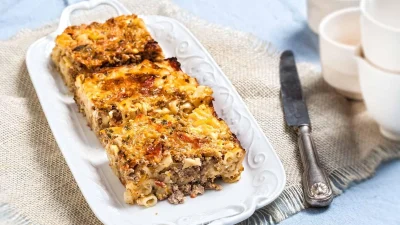 Το φαγητό της τεμπέλας: Παστίτσιο σαν σουφλέ του 5λεπτου - Το μυστικό που κάνει τα μακαρόνια πεντανόστιμα